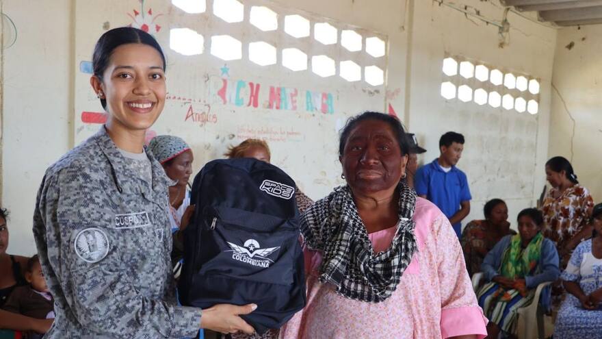 Fuerza Aeroespacial Colombiana entrega kits escolares y juguetes a comunidad indígena de La Guajira