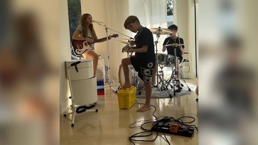 Tocando música junto a sus hijos, así celebra Shakira el Día de las Madres
