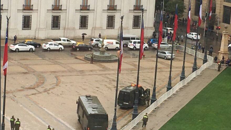 Hombre protesta desnudo frente al palacio de Gobierno de Chile