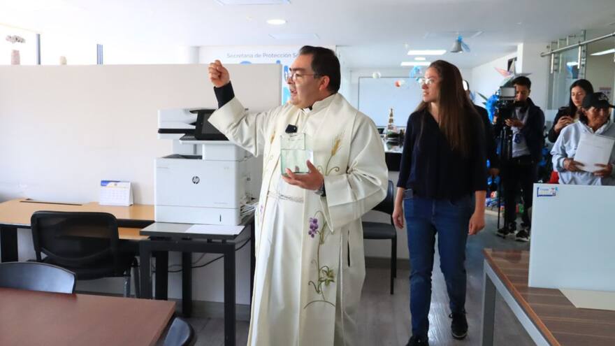 Nuevos alcaldes hacen exorcismos y rezos a sus despachos antes de ocuparlos