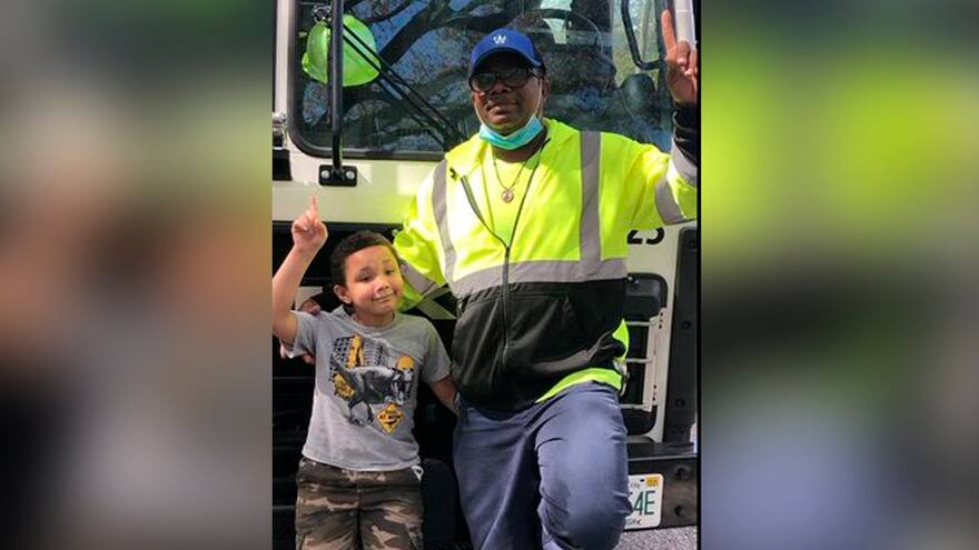 Un niño escondido en un contenedor de basura casi muere aplastado en EEUU