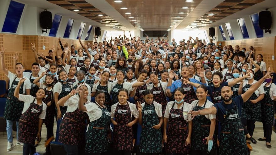 Lanzan programa de becas para sector de bares y restaurantes