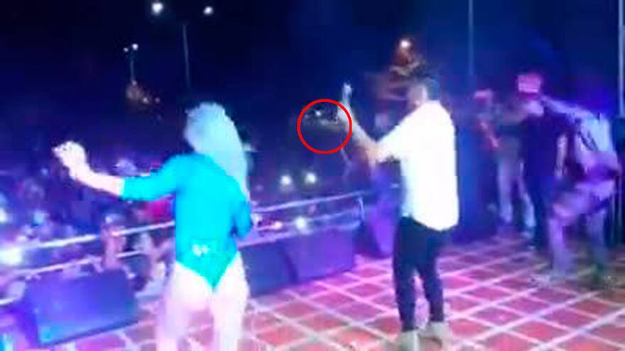 Lanzan botella a Óscar Prince durante concierto en Campo De la Cruz