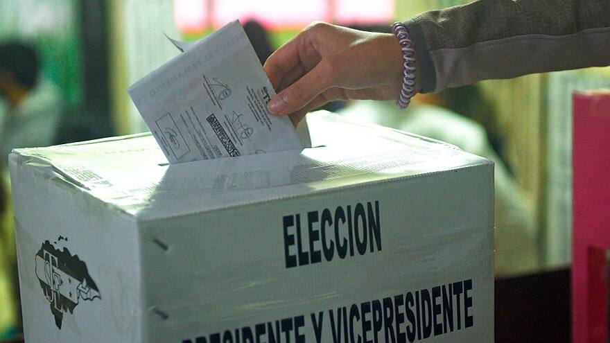 Hondureños votan sin incidentes en comicios marcados por temores de fraude
