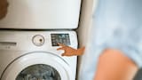 Trucos para ahorrar agua y energía al usar la lavadora en casa