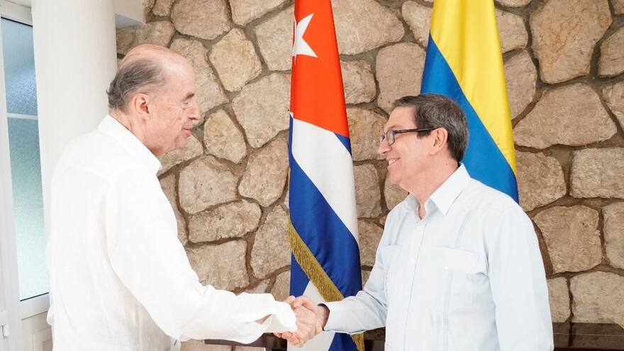 Canciller Álvaro Leyva anuncia la reanudación de los diálogos con el ELN