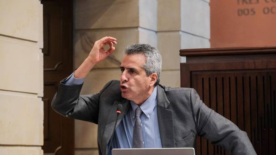 'Si queremos paz total necesitamos desmovilizar esas máquinas de guerra'