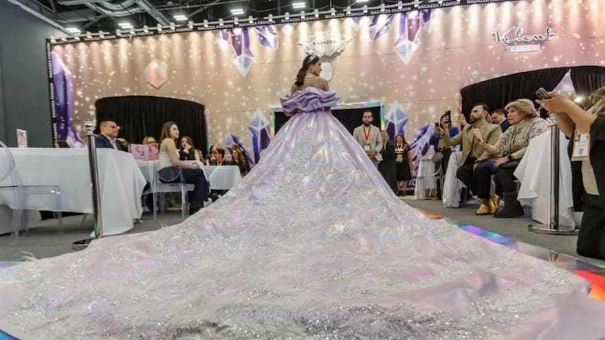 Diseñadores exhiben ‘Legacy’, un vestido con 3 mil cristales incrustados