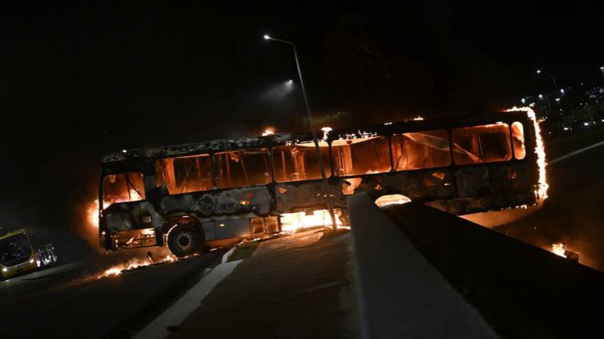 Brasil: 13 vehículos quemados en disturbios de seguidores de Jair Bolsonaro en Brasilia