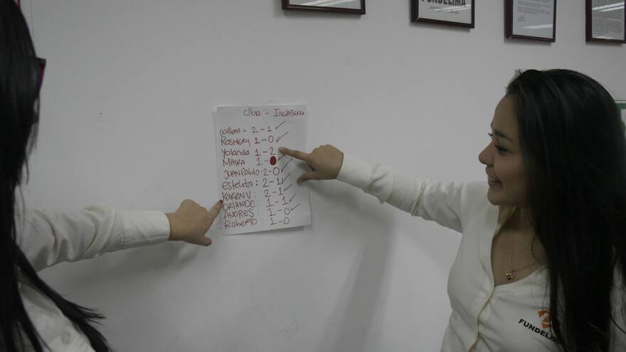 El adiós de Colombia desde la emoción del comerciante y el empleado