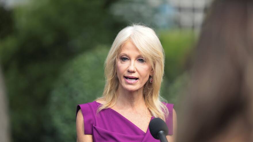 Exasesora de Trump, investigada por publicar foto topless de su hija