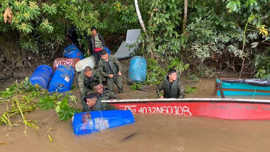Armada rescata familia que naufragó en el río Caquetá