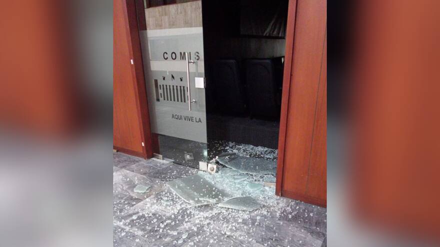 Puerta de Comisión Séptima del Senado amaneció rota, ¿qué pasó?