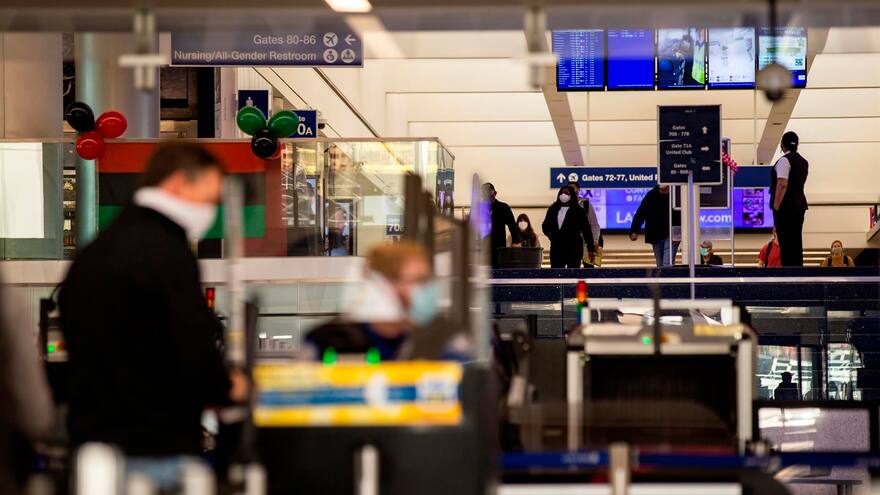 EE. UU. eximirá a niños del requisito de vacunación para entrada aérea al país