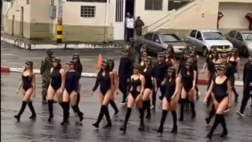 Polémica por desfile de mujeres en Batallón Ayacucho en Caldas
