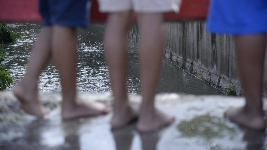 Revelan video del niño que cayó a un arroyo mientras jugaba en El Bosque