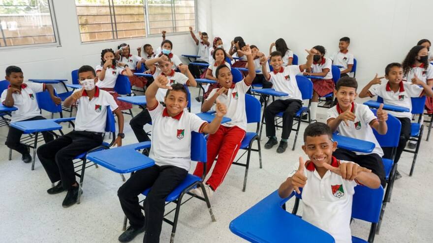 Colegio San Isidro de Chochó recibió dotación de sillas