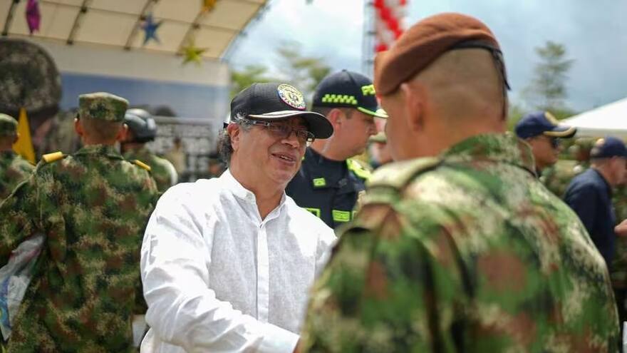 Gustavo Petro firma decreto de gratuidad en procesos para entrar al Ejército, Armada y Policía