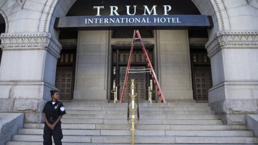 Detienen a hombre armado en hotel de Trump en Washington