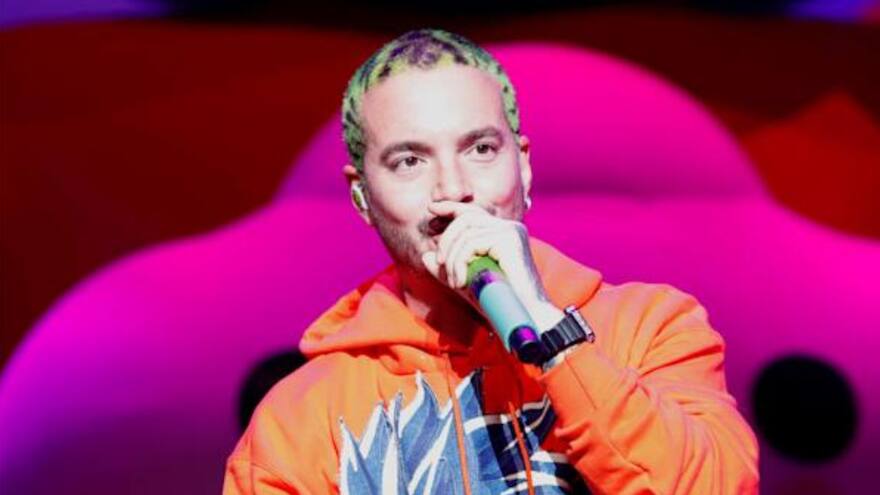 J Balvin y Nike lanzan colección de chaquetas, sandalias y otros accesorios