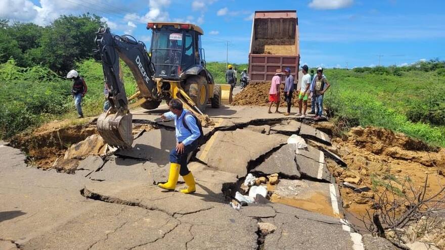 Uribia y Manaure: arreglan vía entre ambos municipios por puente derrumbado que se inundó