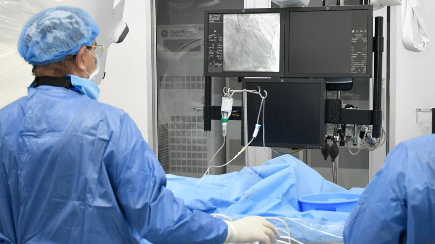 En la sala de hemodinamia, Clínica Iberoamérica salva vidas cada día
