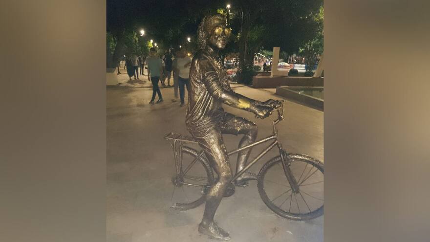 Vandalizaron estatua de Carlos Vives en el parque de La Provincia de Valledupar: robaron una parte de la llanta de la bicicleta