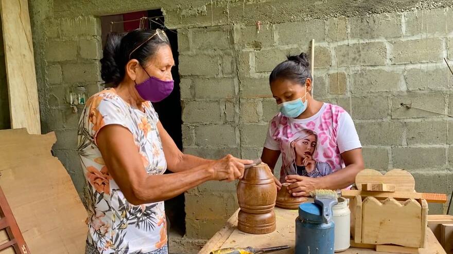 La ebanistería, un oficio en manos de mujeres en San José de Uré