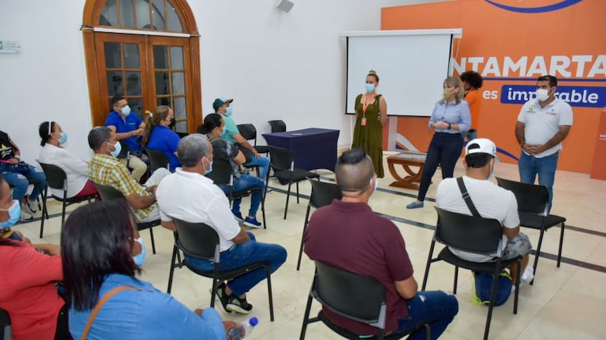 Entregan ayudas a afectados por el incendio en Santa Marta