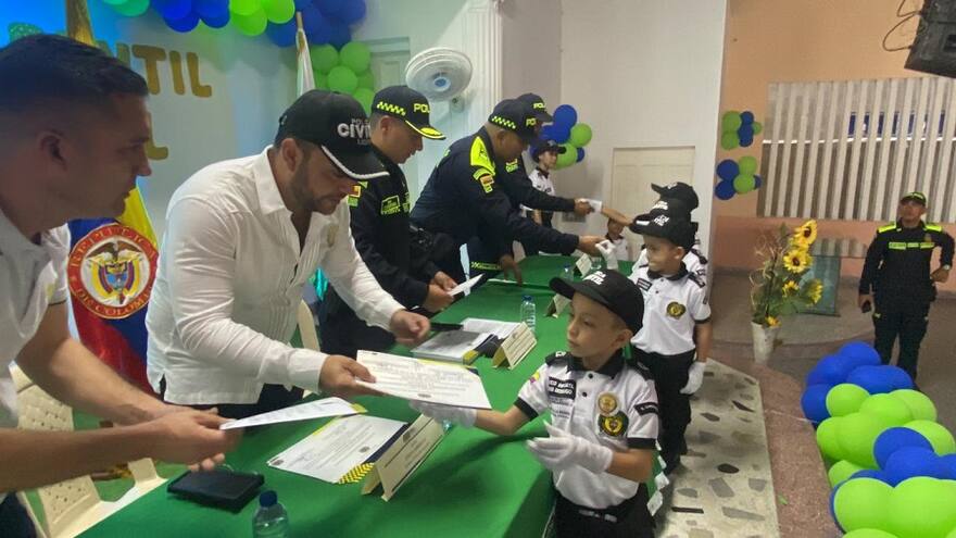 Más de 80 niños graduados por la Policía como cívicos juveniles