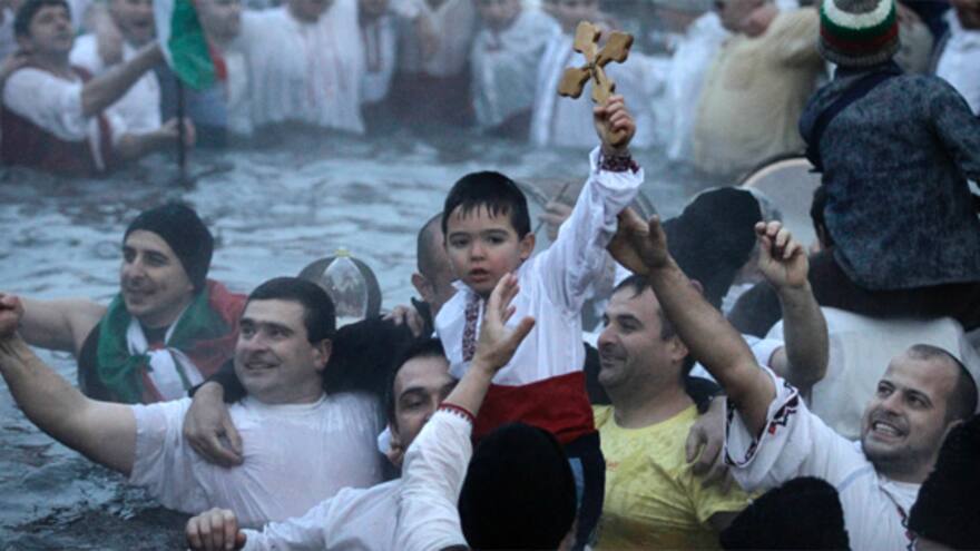 Búlgaros celebran la Epifanía en aguas gélidas