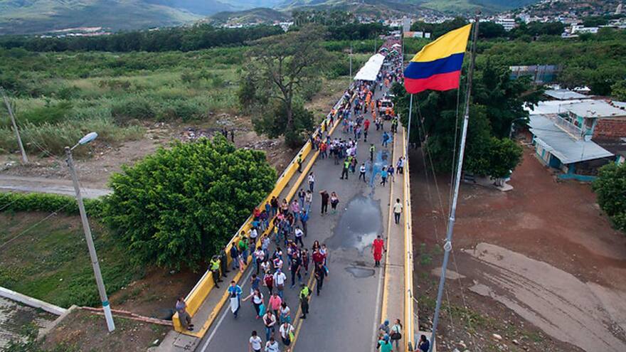 Venezuela autoriza paso peatonal en frontera con Colombia