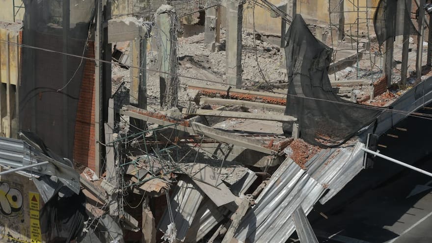 Suspenden obra tras desplome de estructura del antiguo edificio Cinema