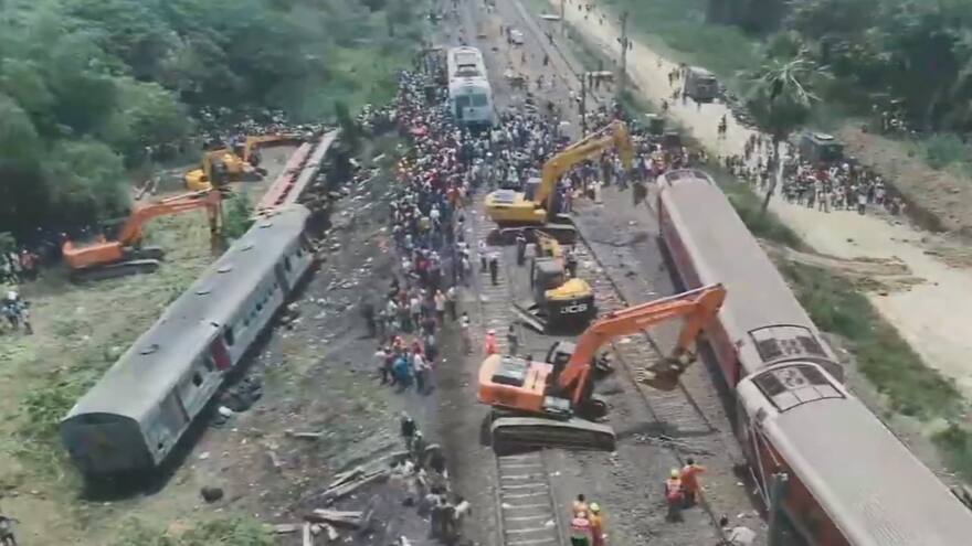 Asciende a 261 la cifra de muertos tras choque entre trenes en la India