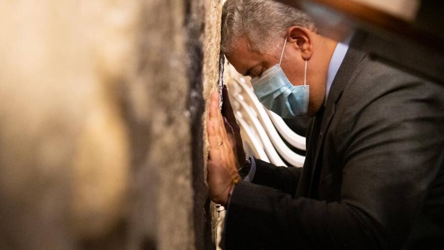 Iván Duque primer presidente colombiano en orar en el muro de los lamentos