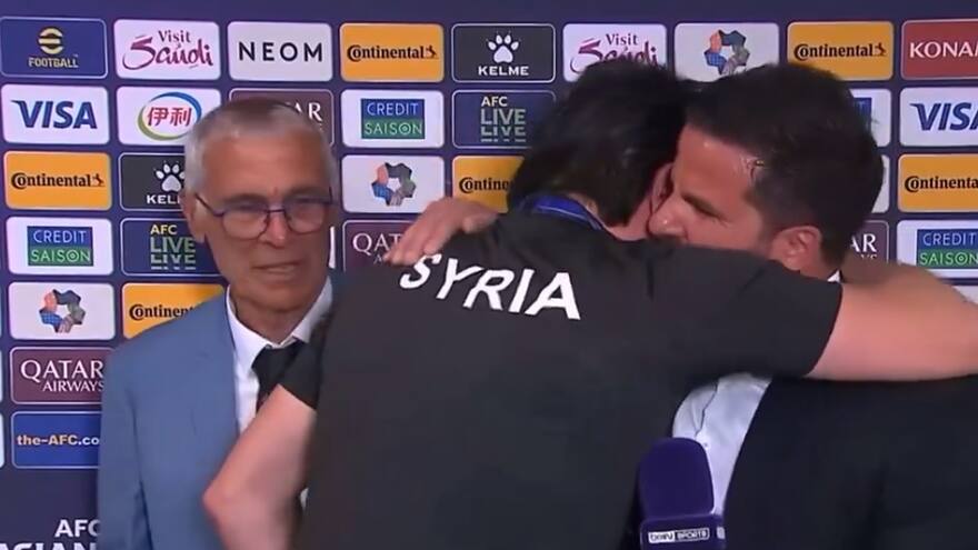 Conmovedor momento entre periodista y traductor de Cúper por triunfo de Siria