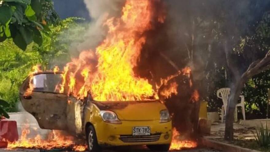 En Sincelejo un taxi fue incinerado por hombre que se hizo pasar por pasajero