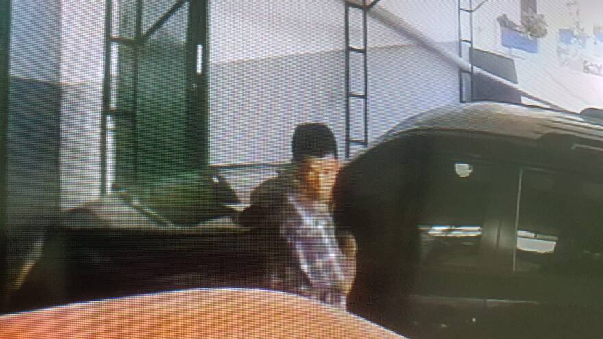 En vídeo: hombre habría entrado a robar en un taller en el barrio Modelo