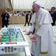Papa Francisco demostró su destreza para jugar al futbolito con los fieles