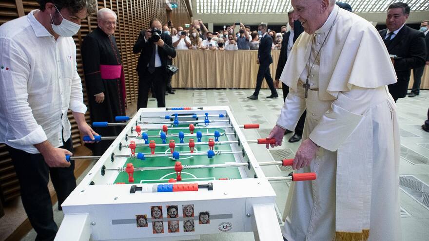 Papa Francisco demostró su destreza para jugar al futbolito con los fieles