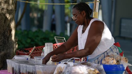 Un dulce legado que resiste en los parques durante la Semana Mayor