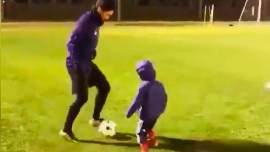 Kagawa juega fútbol con un niño y le hace ‘caños’ hasta hacerlo llorar
