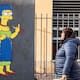 Reaparece mural de Marge Simpson cortando su pelo en consulado iraní en Milán