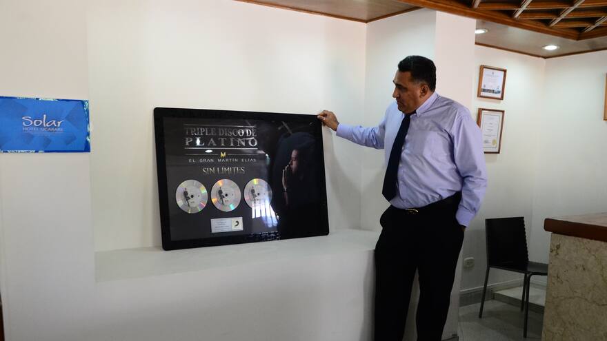Dejan olvidado triple disco de platino de Martín Elías en hotel de Valledupar
