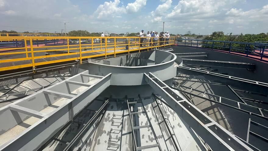 Alcaldesa de Soledad Alcira Sandoval y el gerente de Triple A visitaron la Planta de Tratamiento de Agua Potable Cruz de Mayo