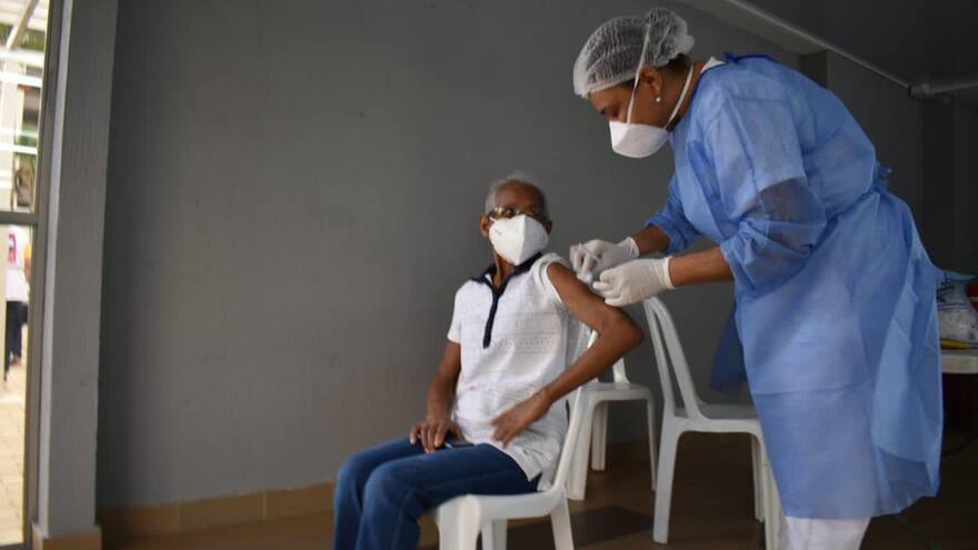 Con Elva Rosa arrancó vacunación en conjuntos residenciales de Cartagena