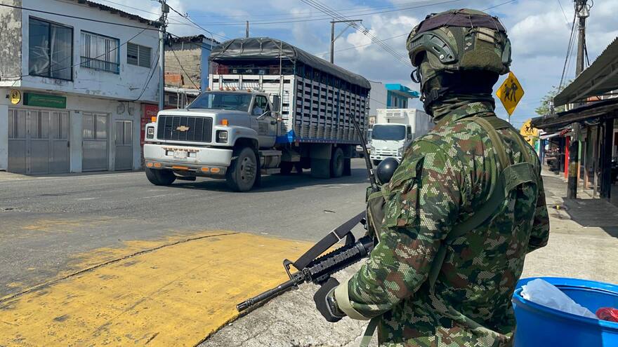 Fuerzas Militares custodian caravanas de vehículos en el Bajo Cauca