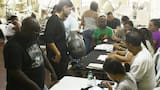 Aglomeraciones generan malestar en algunos puestos de votación de la ciudad este domingo