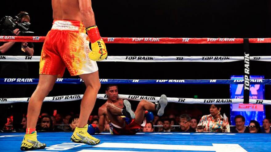 Miguel Marriaga dijo 'no más' y cayó por nocaut ante Lomachenko