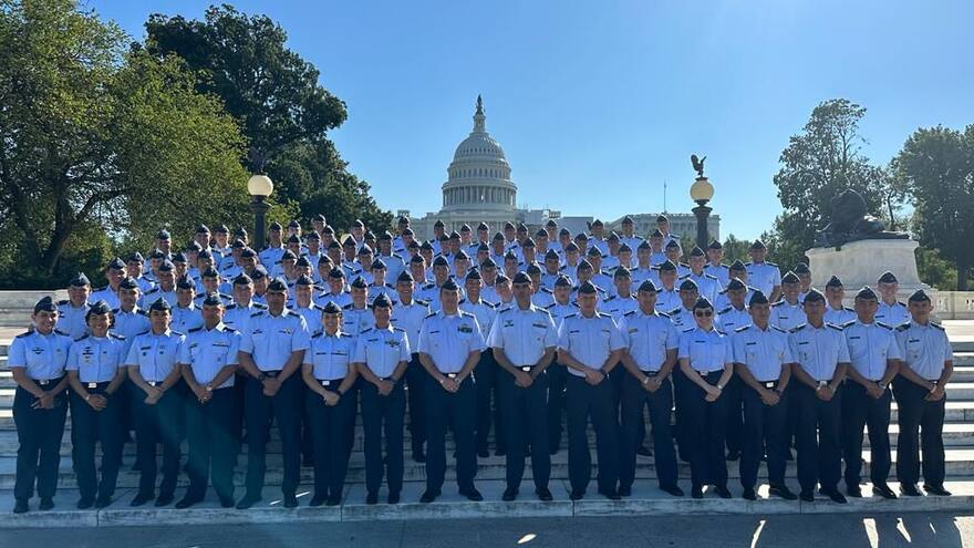 Alféreces colombianos regresan triunfantes tras misión de formación en EE.UU.